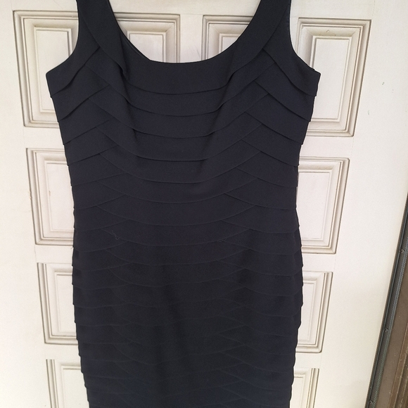 CARMEN MARC VALVO Scoop Neck Knee Length Black Dress Sz12 Bergdorf Goodman - Picture 2 of 10